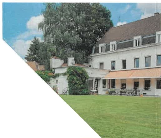 médecin tenant le bras a une personne âgée